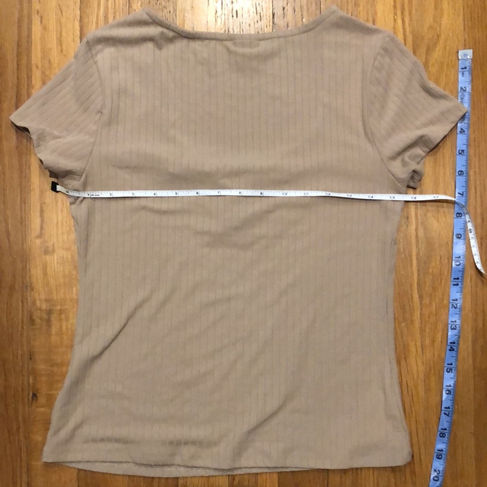 3/$25 Rue 21 Tan Color Small V neck Size Large T-Shirt Never Worn Perfect Cond - Picture 6 of 7